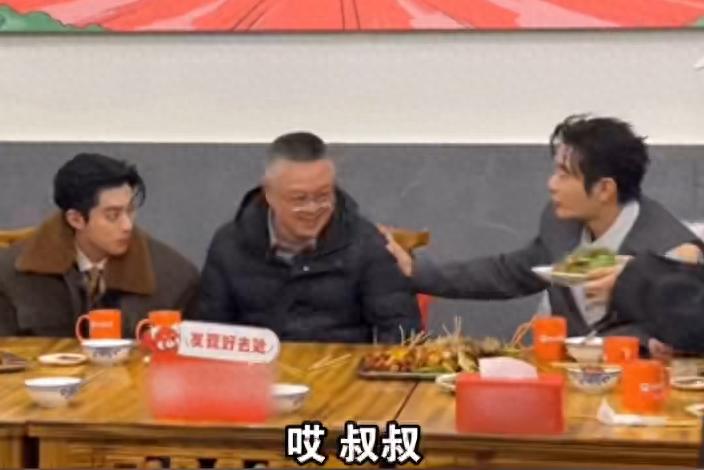 77年出生的黄晓明喊72年出生的王鹤棣爸爸“叔叔”，叫完才发现不对劲！王鹤棣：我叫你大哥，你叫我爸大哥