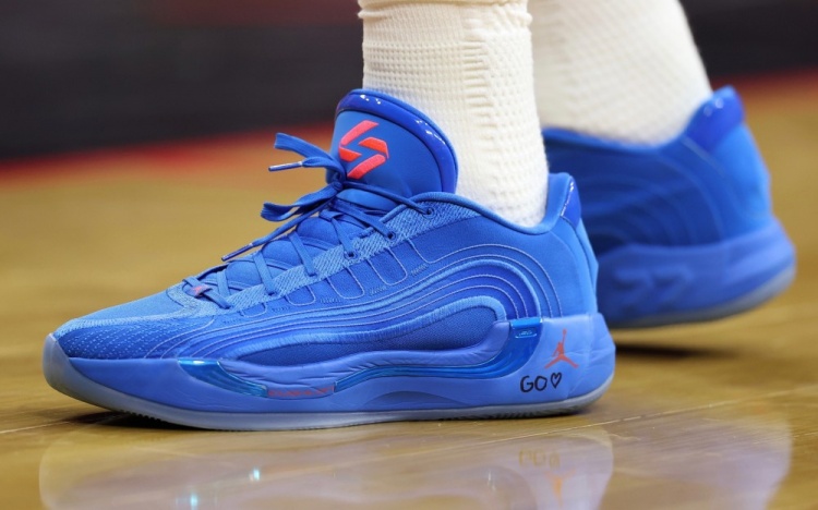 为女儿而战！东契奇球鞋上写着女儿名字Gabriela与Olivia的缩写