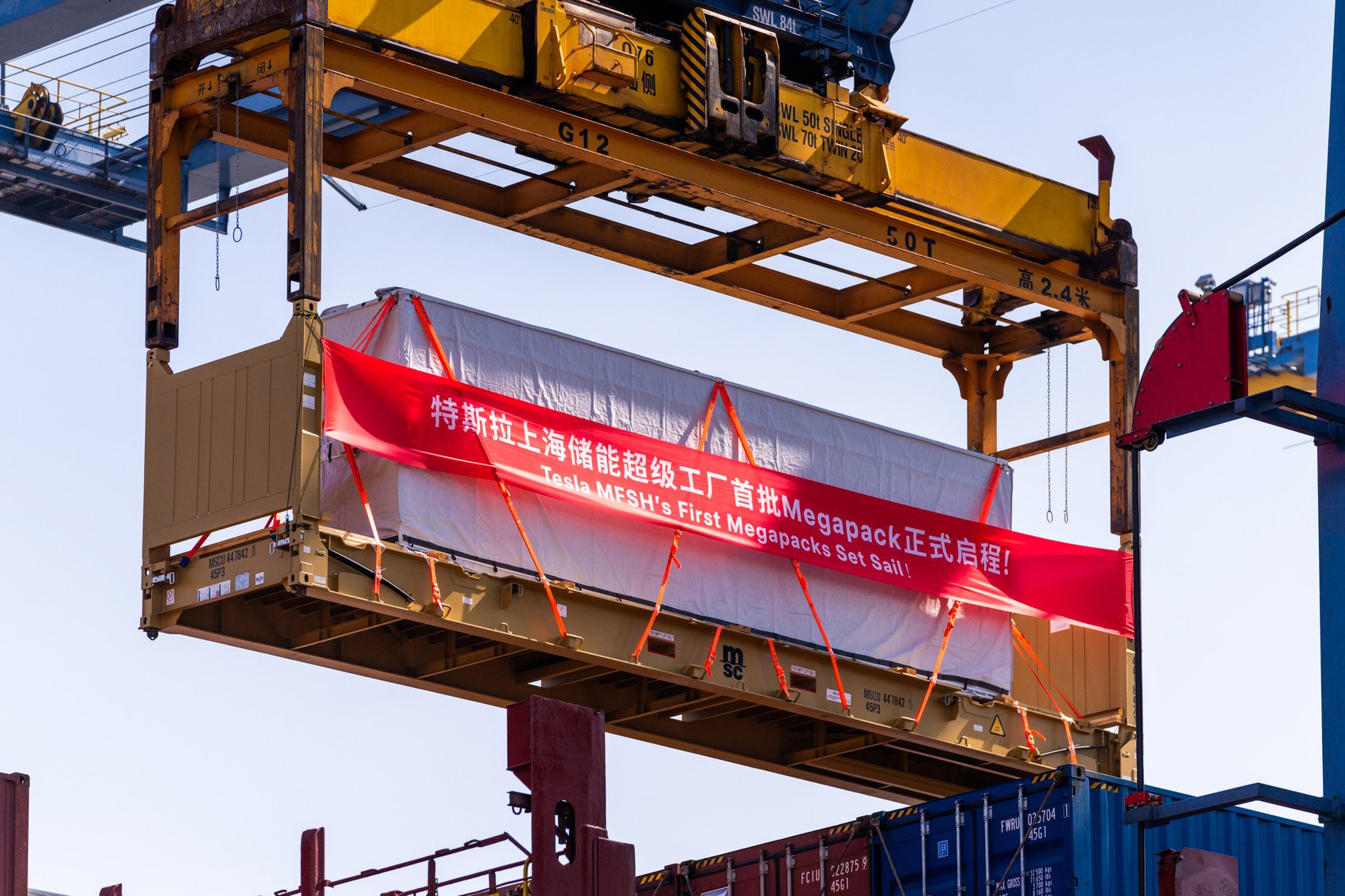 这是2025年3月21日在上海拍摄的装有特斯拉上海储能超级工厂首批商用储能电池的集装箱。新华社发