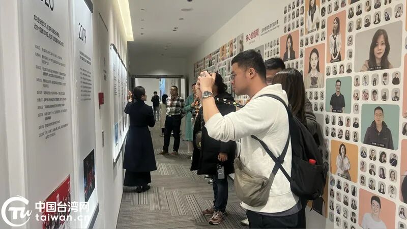 采访团走进名创优品国际总部了解miniso“创意+消费”的全球化布局。（中国台湾网记者 孙路路 摄）