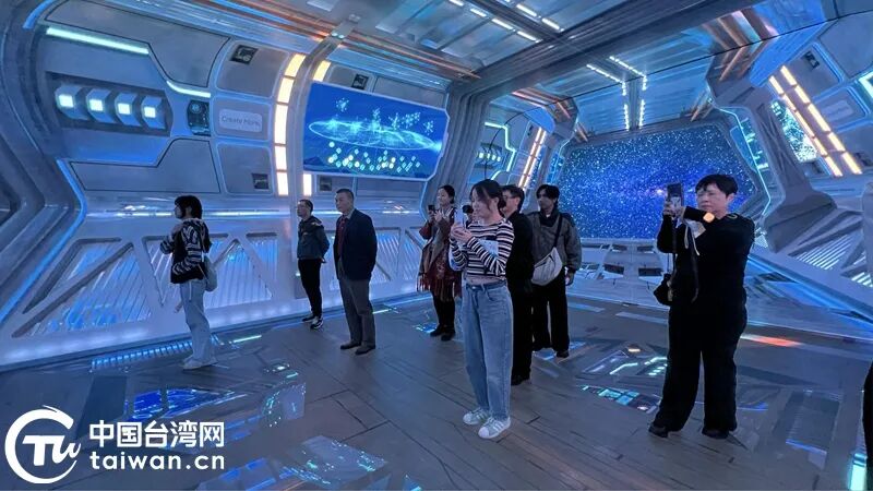 采访团走进黄埔区广州励丰文化科技股份有限公司体验裸眼3D。（中国台湾网记者 孙路路 摄）