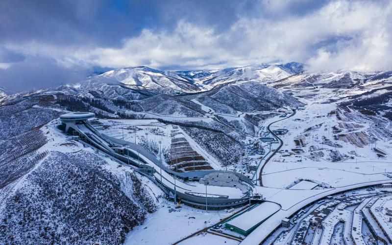 ▲冬日，白雪皑皑的国家跳台滑雪中心（雪如意）。图/张家口市委宣传部