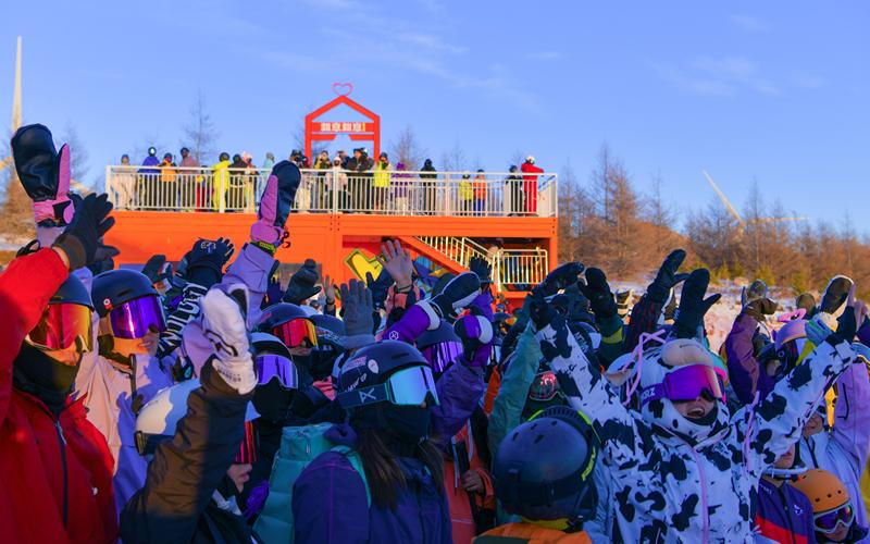 ▲近百名雪友在崇礼雪如意滑雪场落日派对现场。图/张家口市委宣传部
