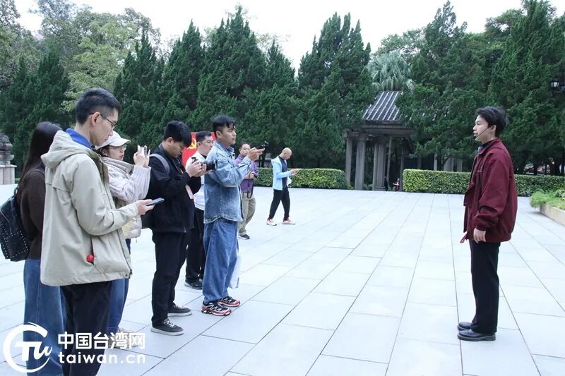 台湾青年赖濬宇（右）向媒体记者讲述黄花岗七十二烈士的悲壮事迹。（中国台湾网记者 李宁 摄）
