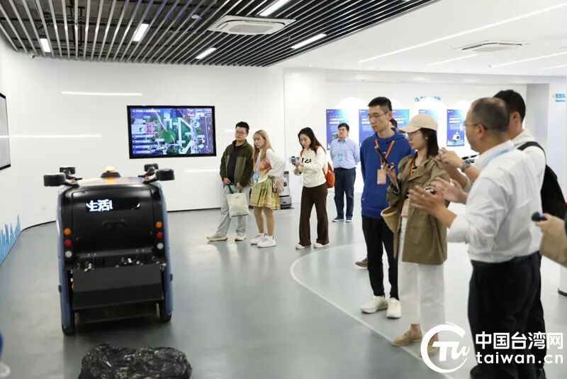 媒体记者参观了解赛特智能无人驾驶清扫车工作情况。（中国台湾网记者 刘栋 摄）