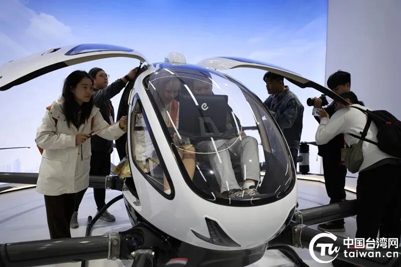 两岸媒体记者参观体验亿航智能EH216-S无人驾驶载人航空器。（中国台湾网记者 刘栋 摄）