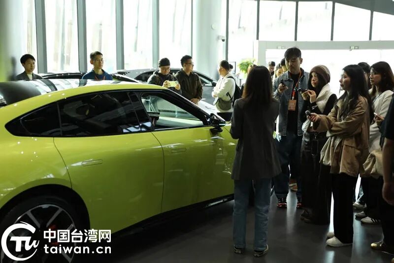 媒体记者在小鹏汽车参观。（中国台湾网记者 刘栋 摄）