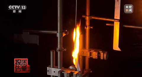 　　△合格的充电线燃烧后，因阻燃性较好，很快就会熄灭。