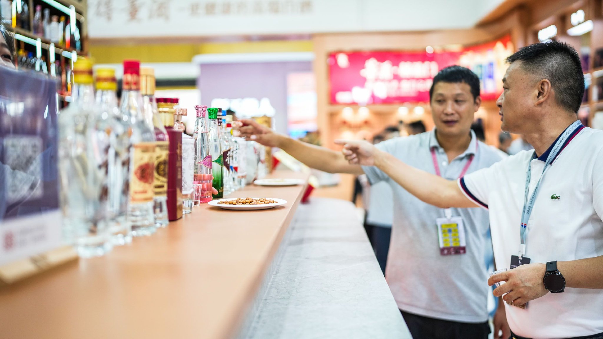 图为消费者在第十四届中国（贵州）国际酒类博览会现场品酒。（资料图片）