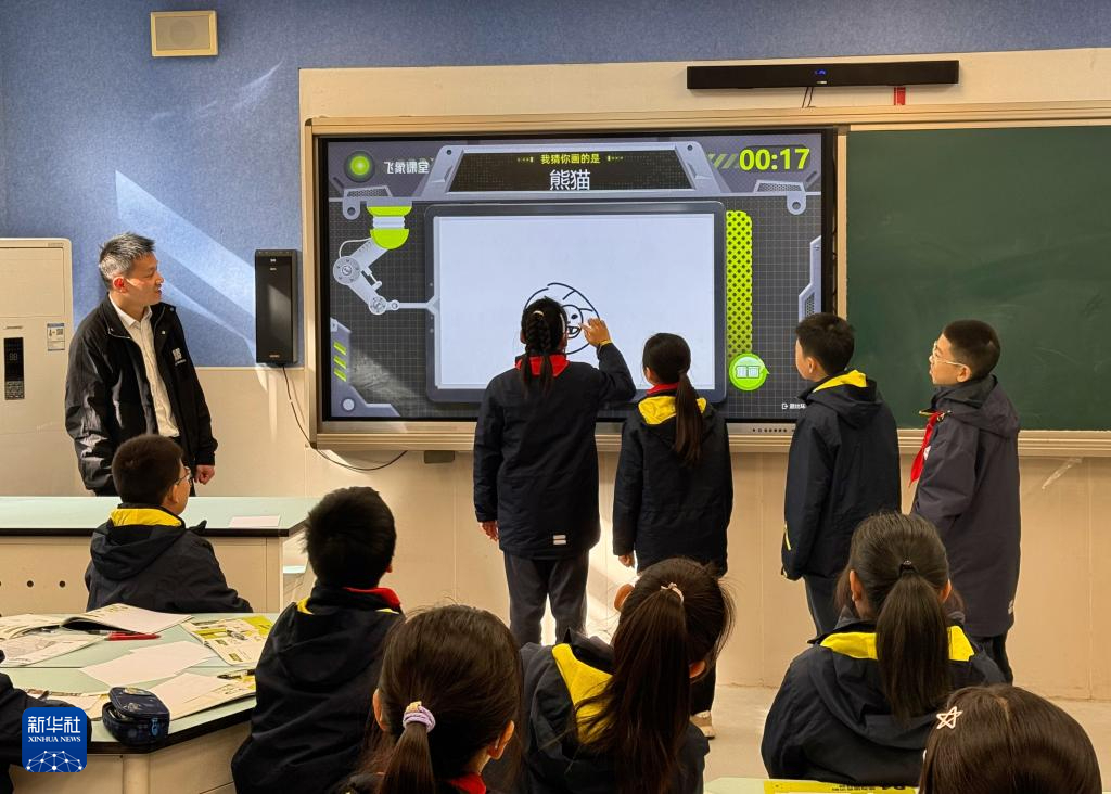 在杭州市春晖小学,授课教师齐传鹏在给学生们上人工智能通识课。新华社记者郑可意 摄