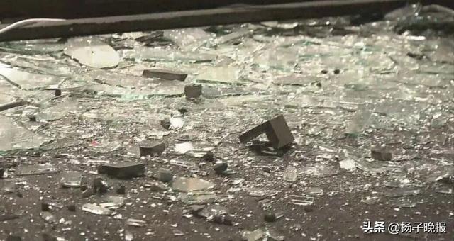 当地时间8日，日本青森县八户市一酒店地震后，玻璃破碎并散落了一地。图源：央视新闻