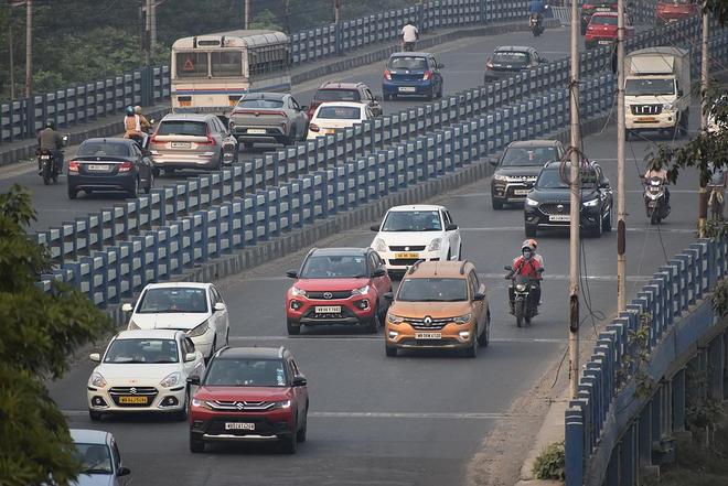印度电动汽车普及率仍较低。图为行驶在加尔各答城市道路上的车辆。（视觉中国）
