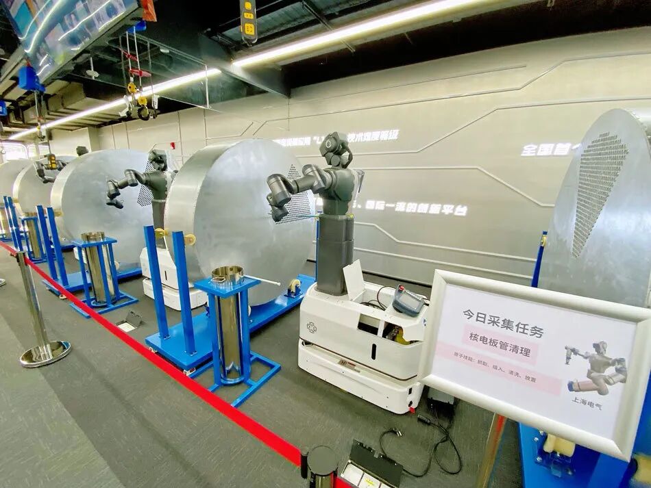 人形机器人麒麟训练场内，人形机器人正在进行对上海电气核电板管进行清理等技能训练和数据采集。