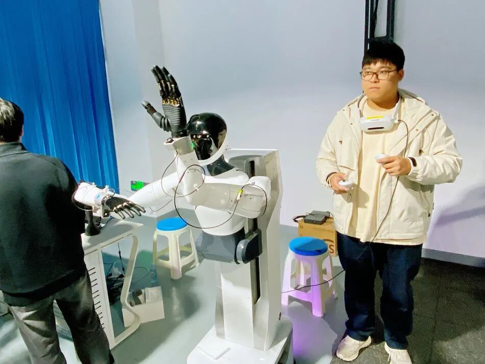 技术人员正在对灵巧手进行训练