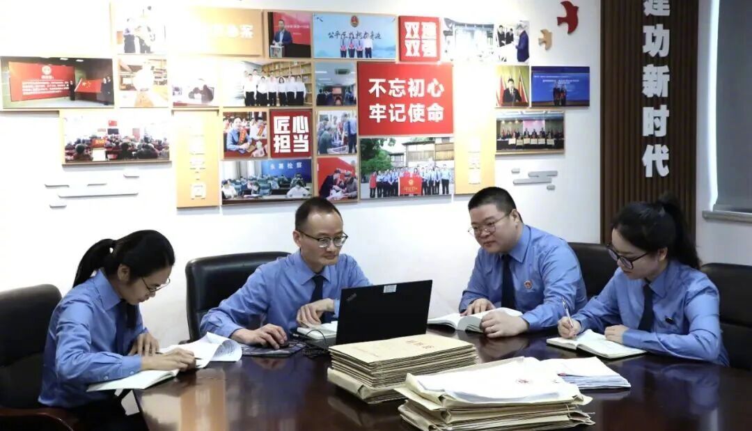 2025年4月,检察官深入审查分析电子数据。