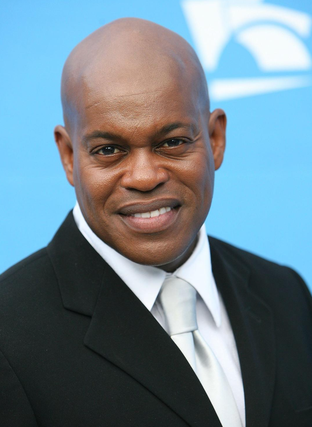 美国71岁歌手在家中被刺身亡，其儿子被捕