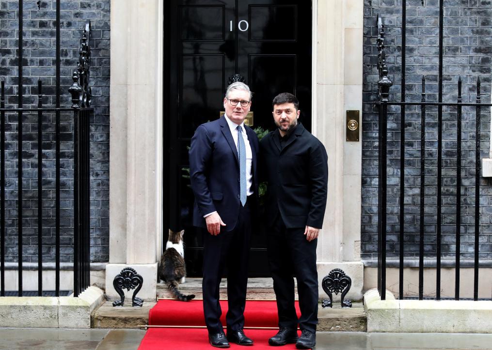 12月8日，在英国伦敦唐宁街10号首相府前，英国首相斯塔默（左）与乌克兰总统泽连斯基合影。新华社记者李颖摄