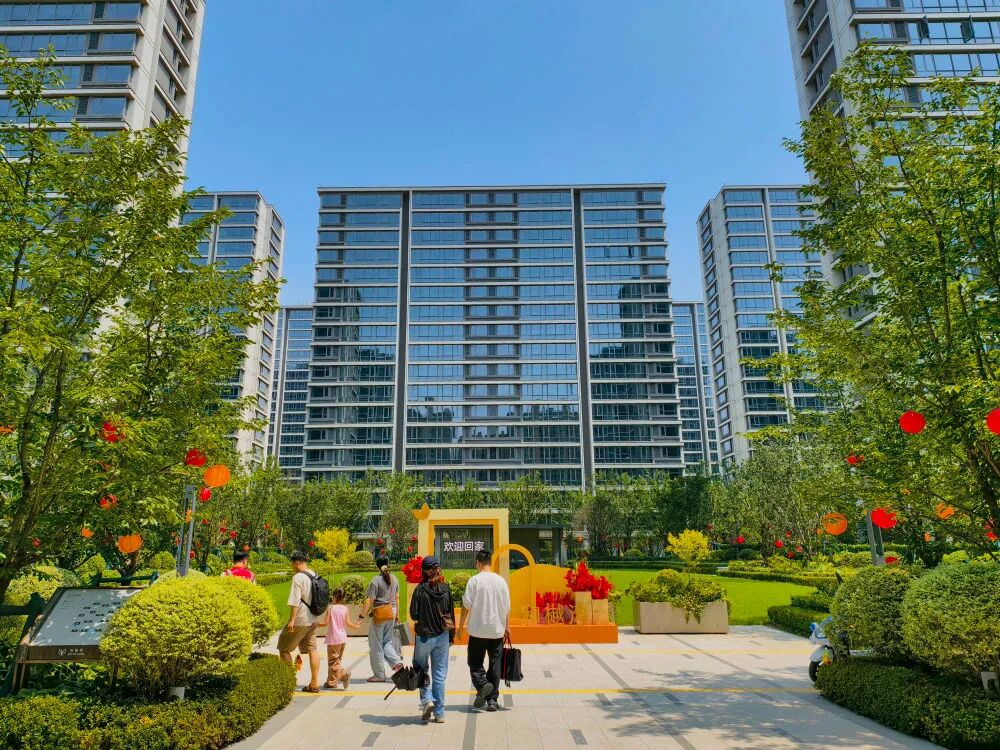 2025年7月17日，在浙江省宁波市首个共有产权住房项目和樾湾，首批入住的市民前往新家。新华社发（胡学军 摄）