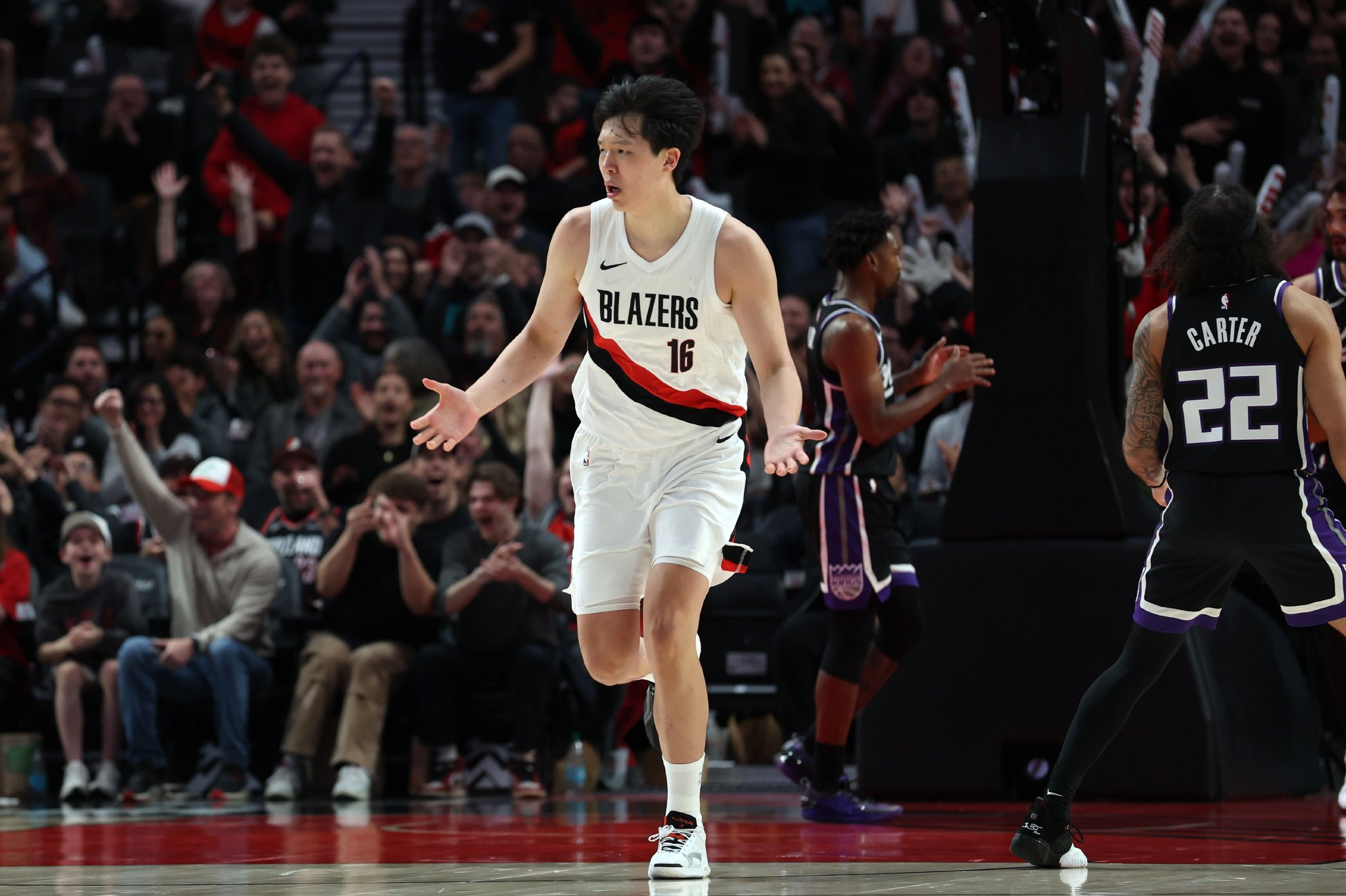 开拓者媒体人：杨瀚森防挡拆时沉退太多 面对明星后卫时很吃亏