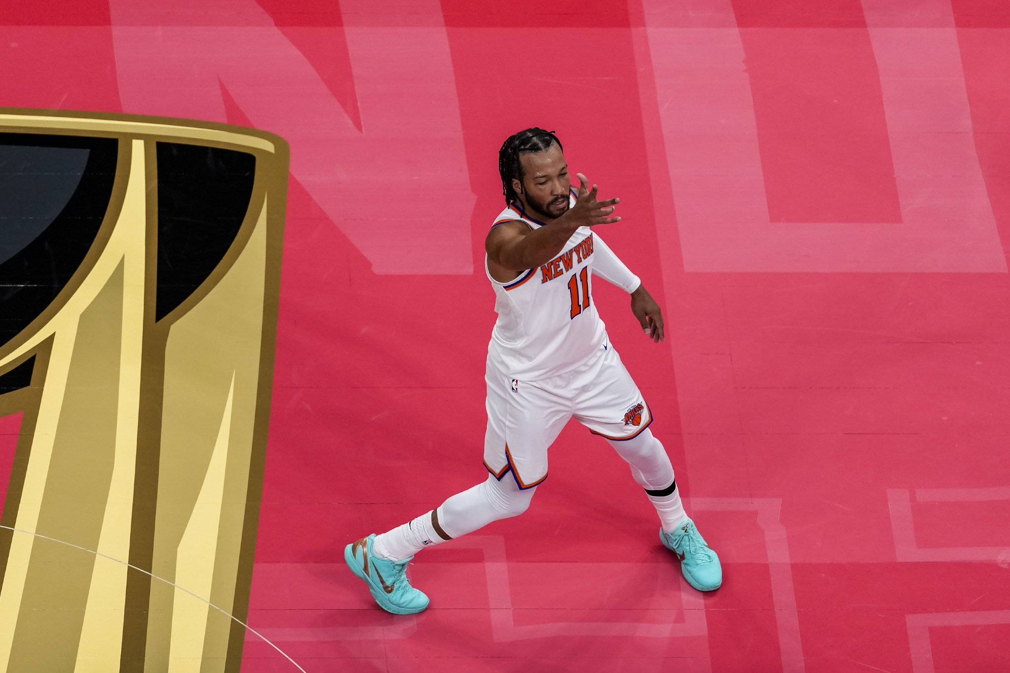 迈克·布朗：布伦森首节在进攻端拯救了我们 他称得上MVP候选人