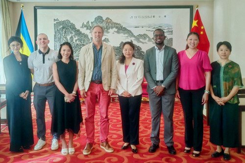 驻巴哈马大使严家蓉会见知名国际学校校长