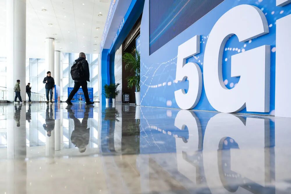 2025年11月21日，在湖北省武汉市，参观者步入2025中国5G+工业互联网大会展厅。新华社记者 肖艺九 摄