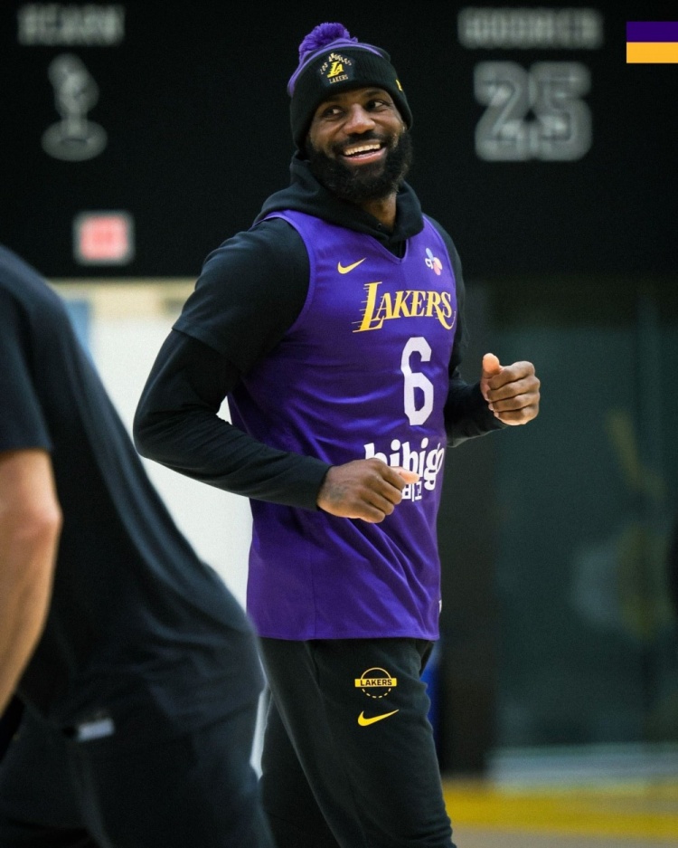 备战杯赛！湖人官推晒球队训练照：训练馆内活力满满