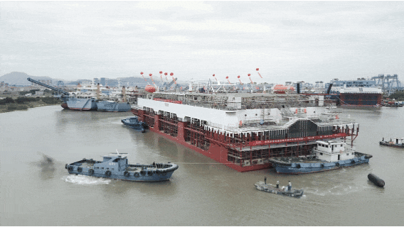 “海之舱”一期主体平台下水。受访者供图