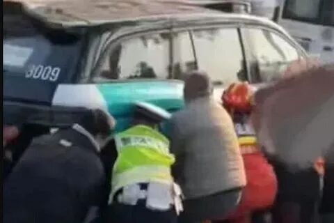 网传视频显示，事故车辆贴有“哈啰自动驾驶”字样，伤者被卷入车底，市民和民警尝试抬车救人。图：源自网络