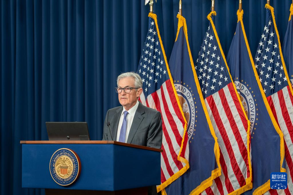 12月10日，在美国首都华盛顿，美国联邦储备委员会主席鲍威尔出席记者会。新华社发（李源清摄）