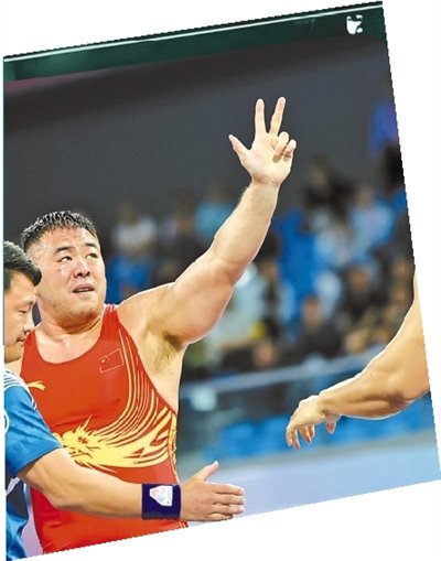 邓志伟（左）与胡展翔在比赛中 供图/新华社