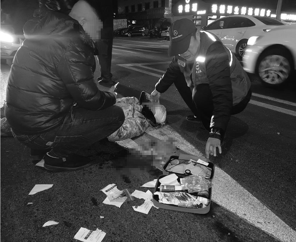 遭遇车祸伤者头部血流不止 急救培训师紧急施救