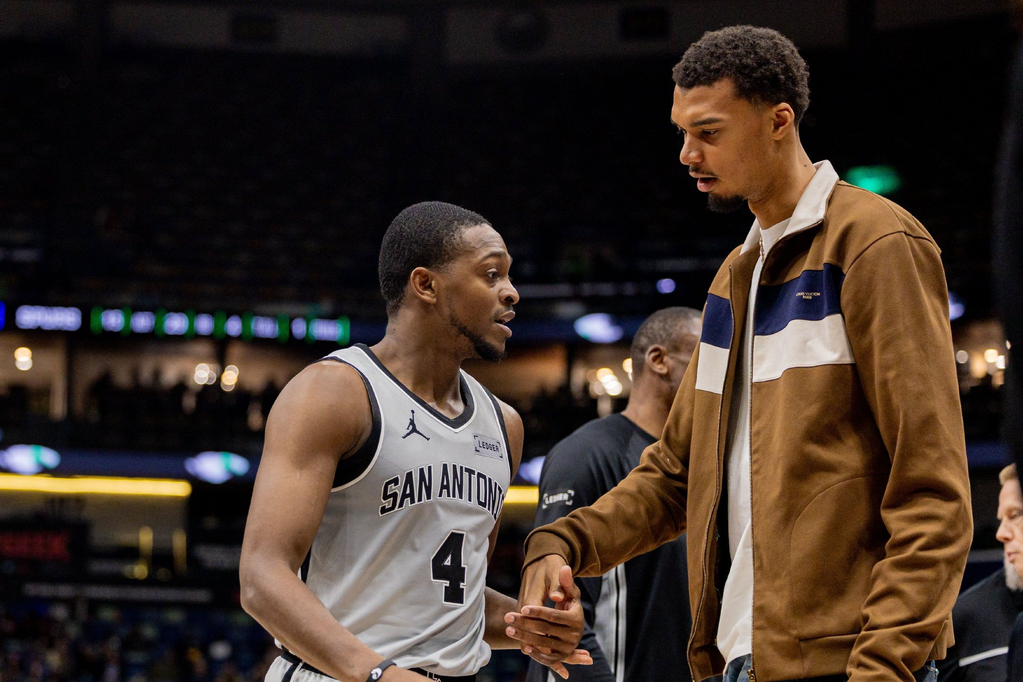 解说：马刺这帮小伙子真是敢打敢拼 文班将成对阵雷霆最重要因素