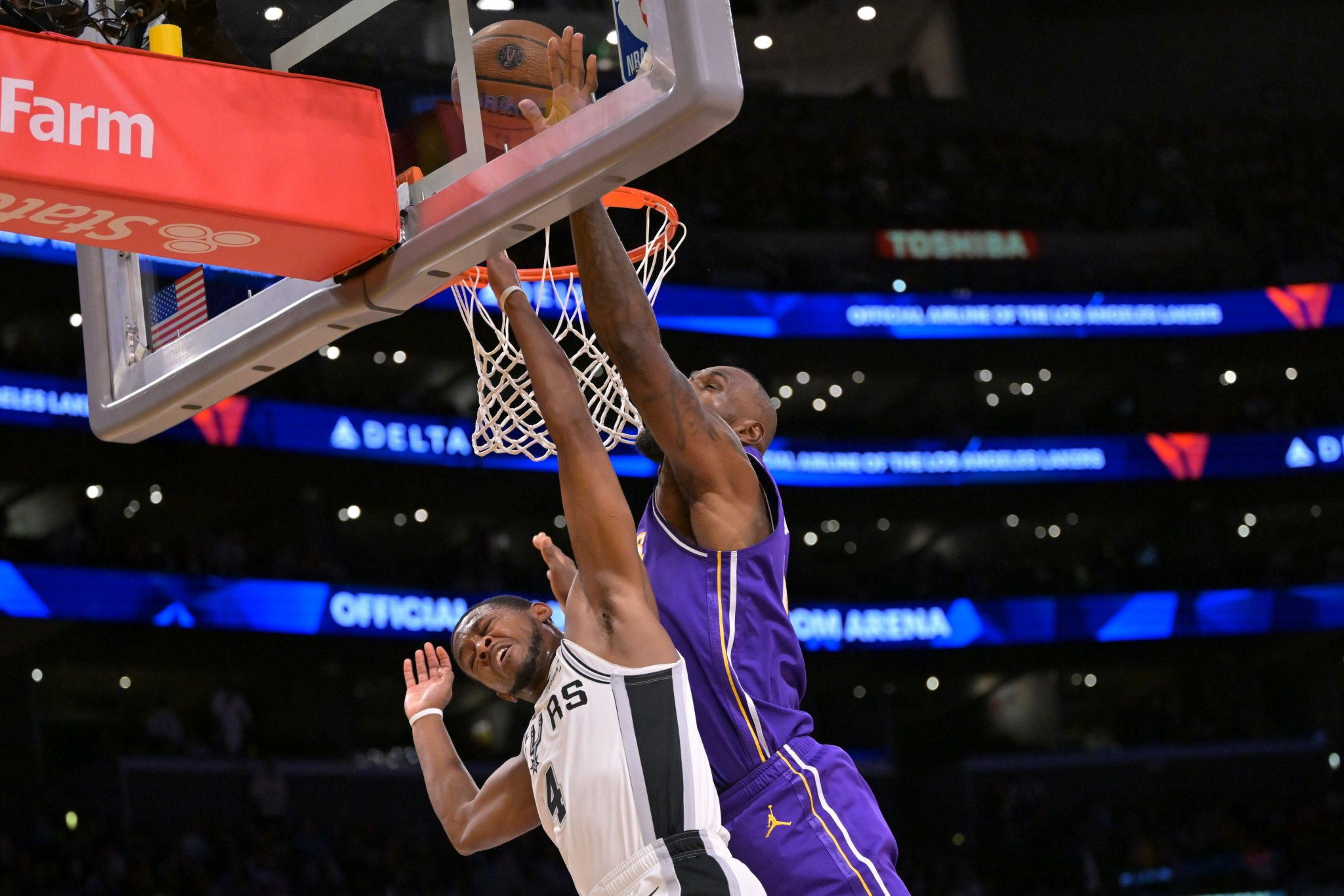 防线告急！湖人最近6场场均失分122分 对手三分命中率45%进16.5记