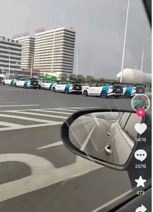 哈啰自动驾驶车辆成批驶出。图片来源：界面援引网络