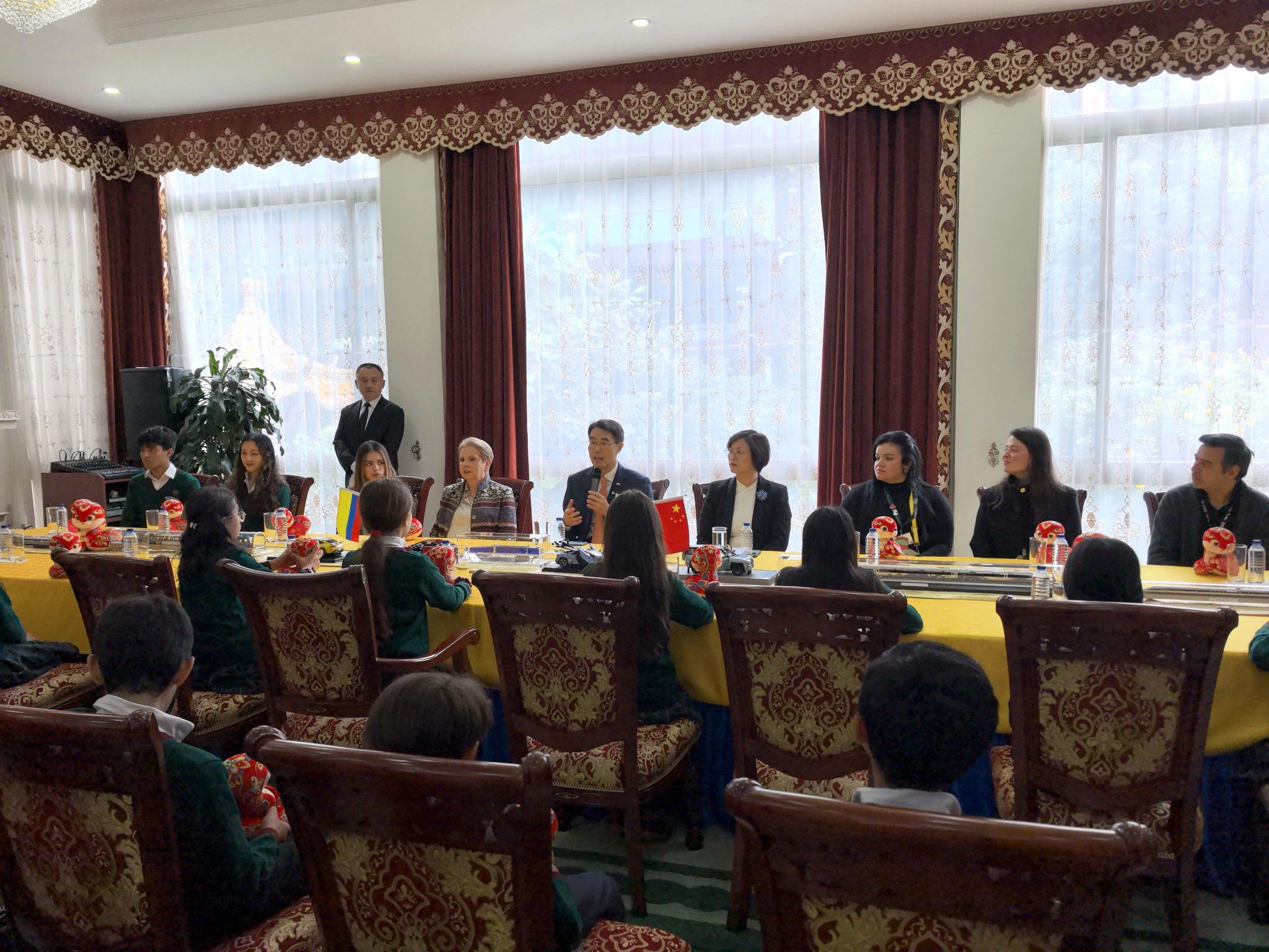 驻哥伦比亚大使朱京阳出席使馆举办的“开放日”活动