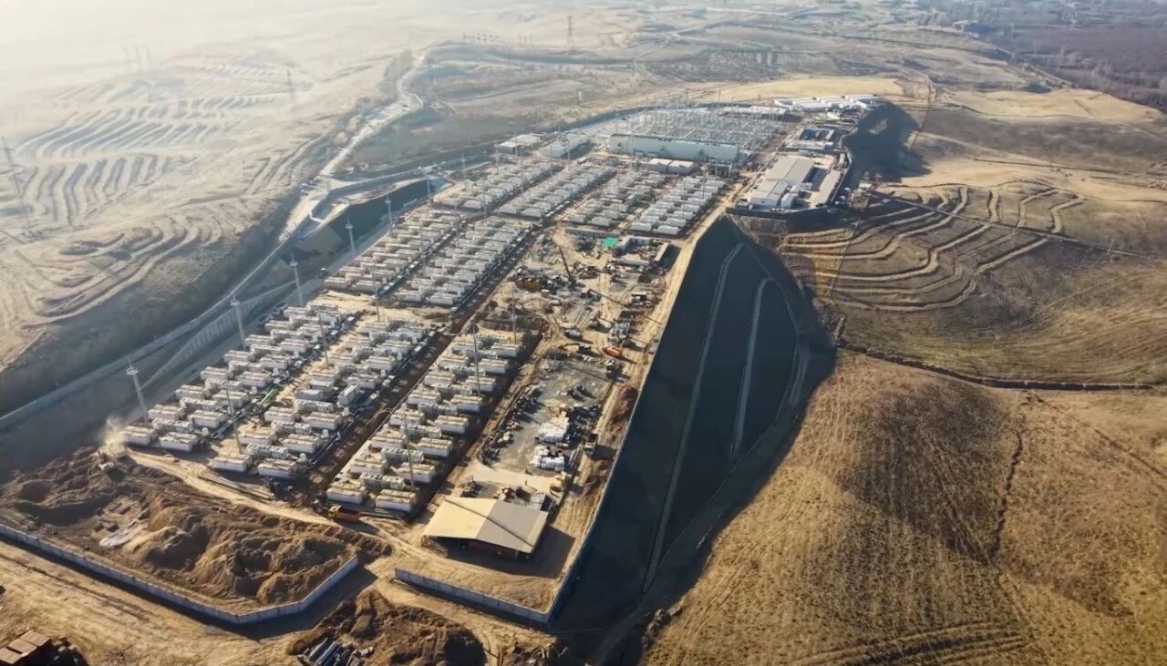 中国能建投资建设的中亚最大电化学储能项目并网