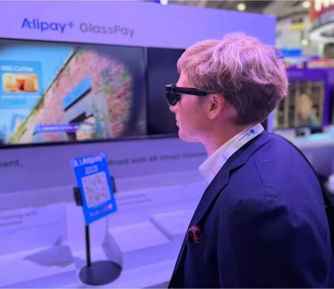 2025年新加坡金融科技节现场，蚂蚁国际展示其智能眼镜嵌入式全球支付方案Alipay+ GlassPay