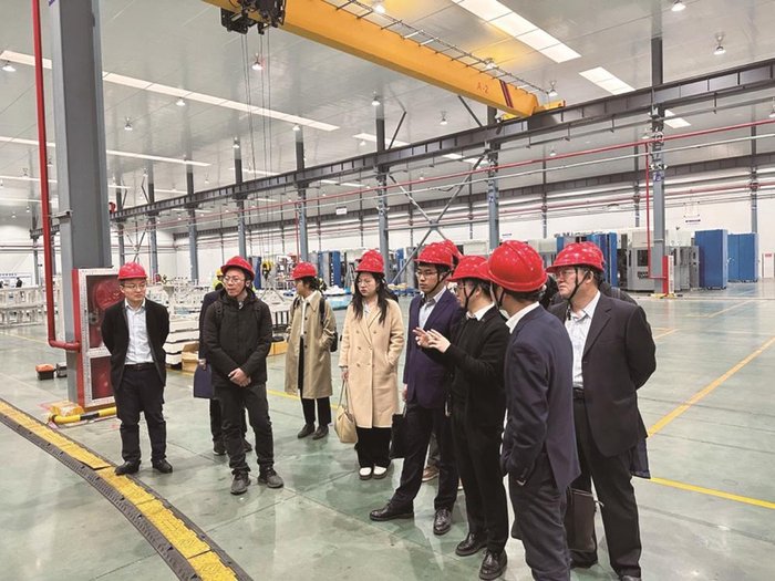 建设银行常州分行到制造业民营企业的生产车间调研。苏建/摄