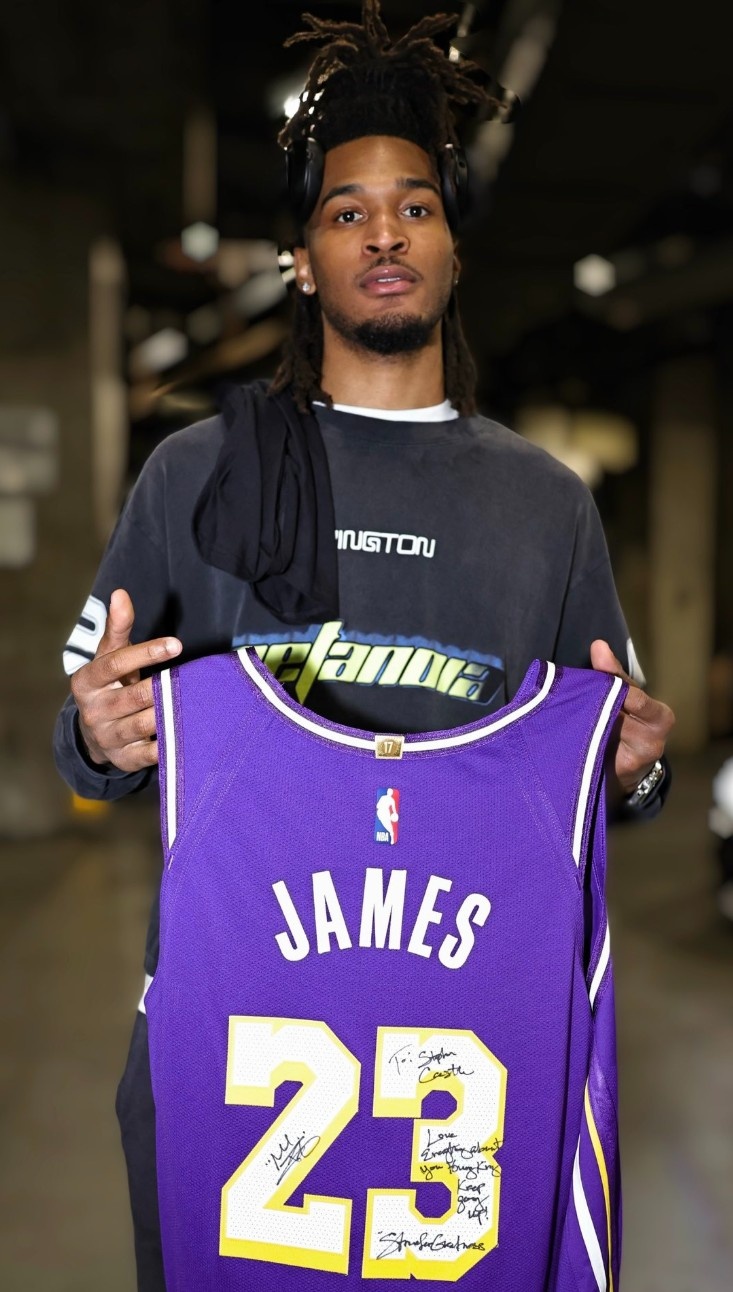 30分10板6助生涯之夜 卡斯尔得到詹姆斯的亲签球衣