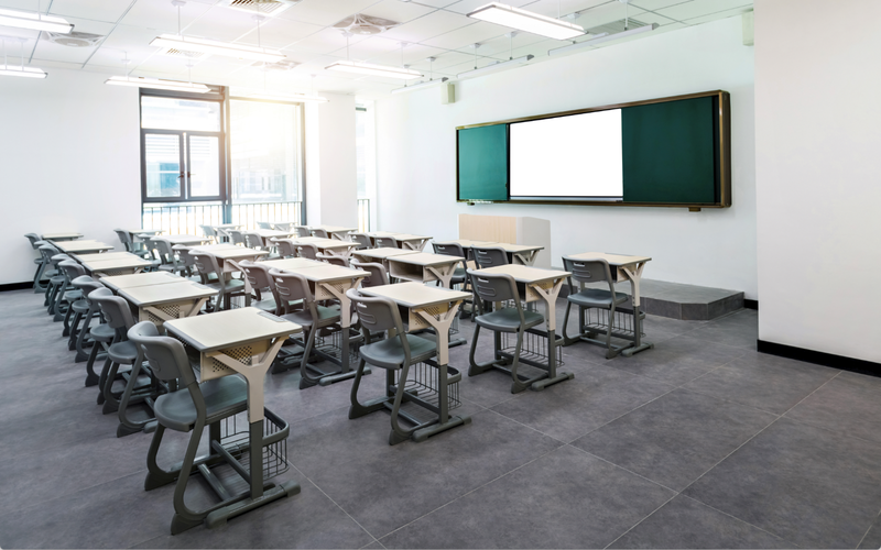 ▲有网友反映“学校电子屏幕反光刺眼”。图/IC photo