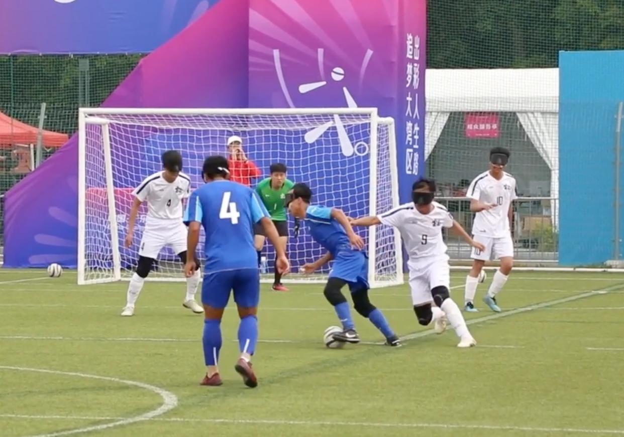 一场用耳朵“看见”的足球赛