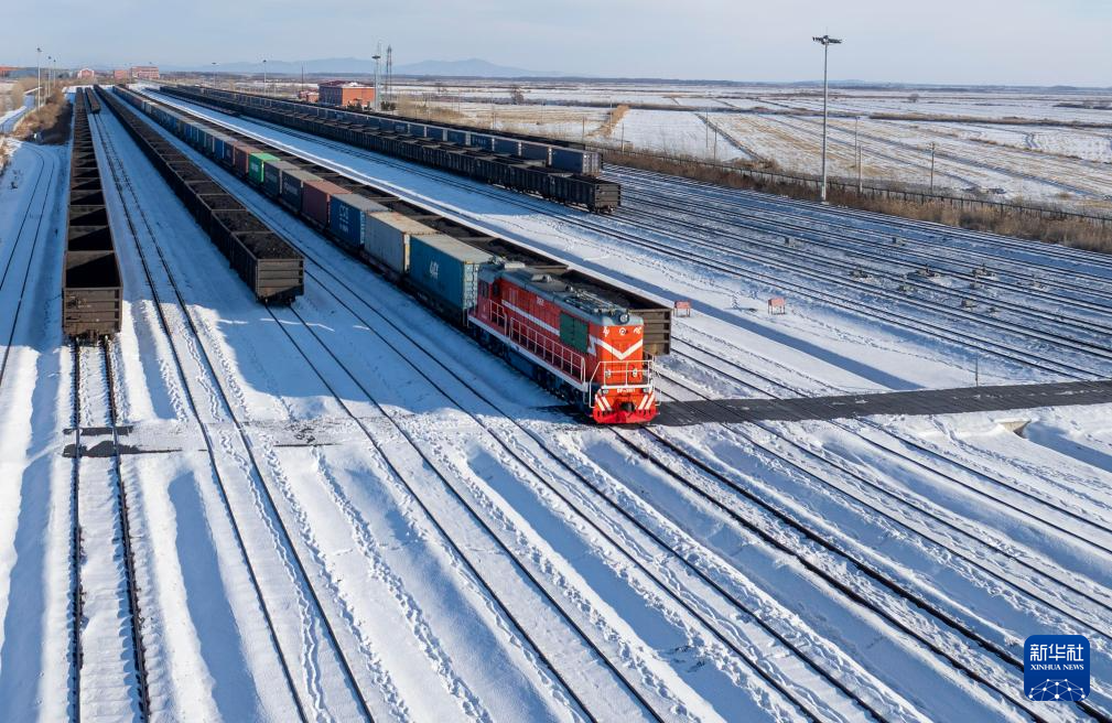 12月9日，在中国铁路哈尔滨局集团有限公司同江北站，一列中欧班列准备出发（无人机照片）。新华社发（吴雨南摄）