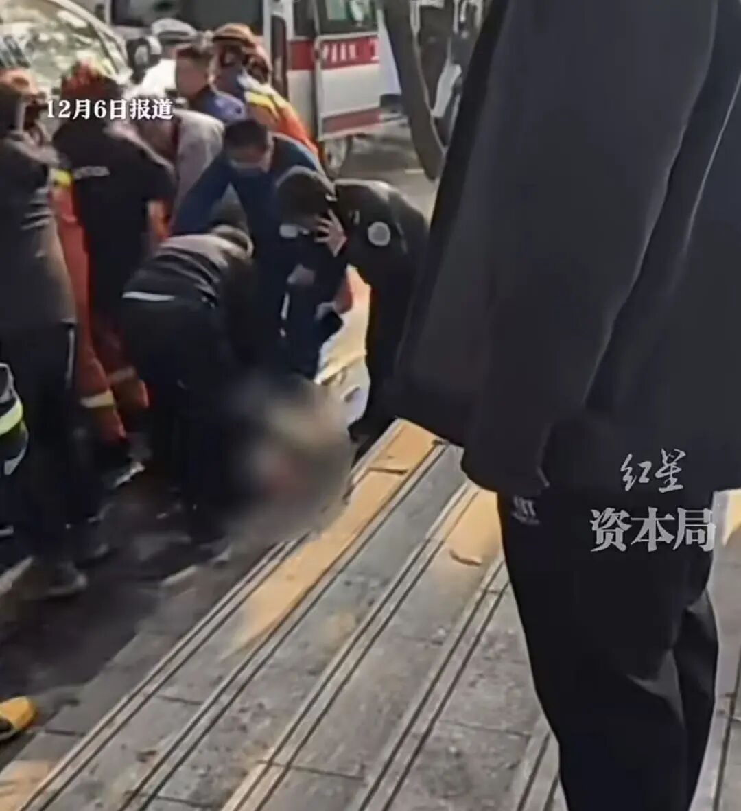 网传视频显示，事故车辆贴有“哈啰自动驾驶”字样，伤者被卷入车底，市民和民警尝试抬车救人。图：源自网络