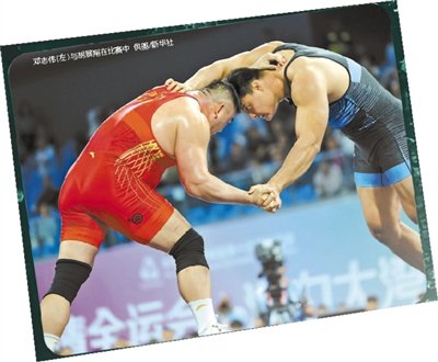 邓志伟（左）与胡展翔在比赛中 供图/新华社