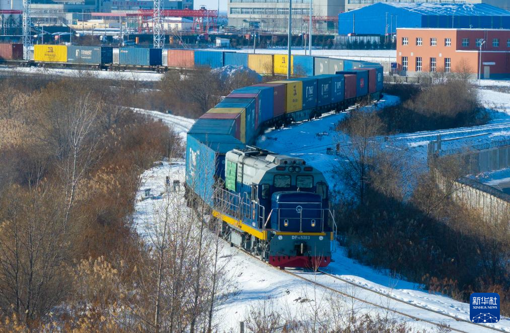 12月9日，一列中欧班列驶出中国铁路哈尔滨局集团有限公司同江北站换装场（无人机照片）。新华社发（吴雨南摄）