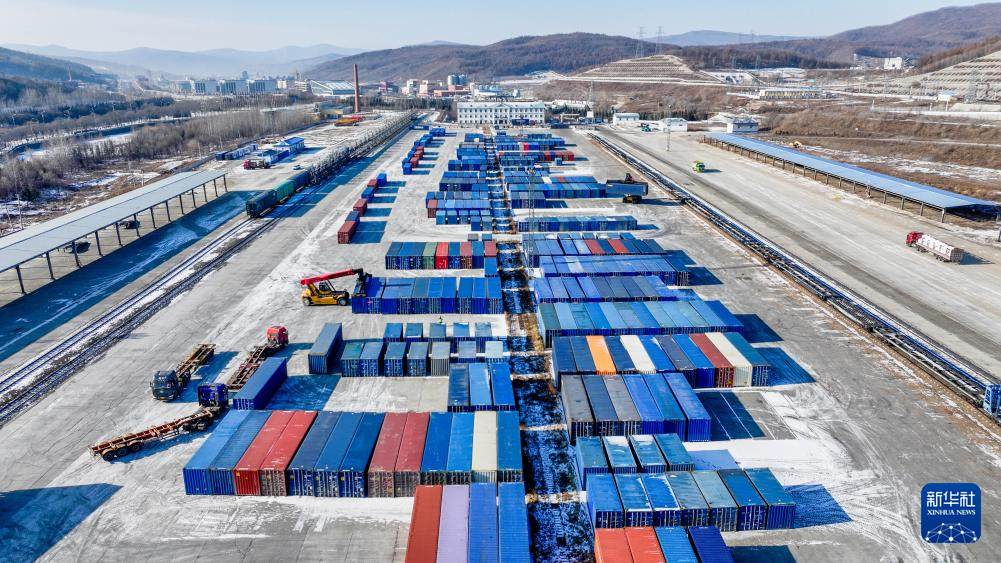 12月10日，中国铁路哈尔滨局集团有限公司绥芬河站三货区正面吊在进行倒箱作业（无人机照片）。新华社发（曲艺伟摄）