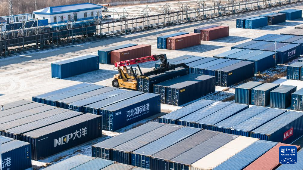 12月10日，中国铁路哈尔滨局集团有限公司绥芬河站三货区正面吊在进行倒箱作业（无人机照片）。新华社发（曲艺伟摄）
