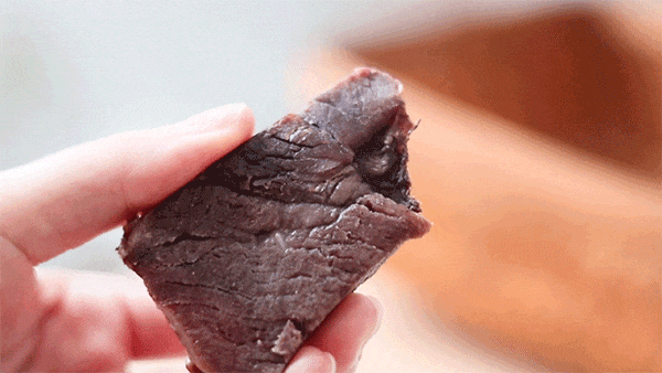 △未加亚硝酸盐的牛肉，颜色会稍稍偏暗