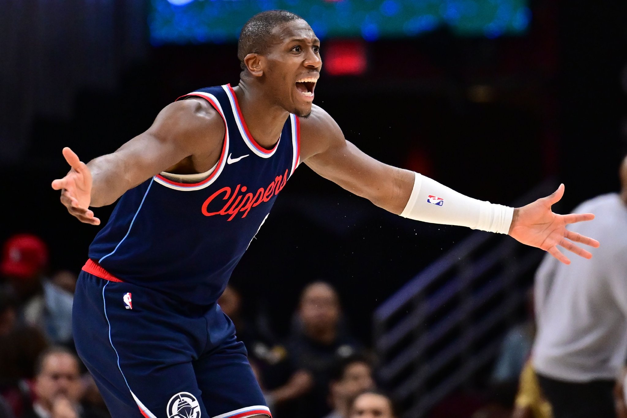 外线没谱！克里斯·邓恩频频被放空 三分7中3拿到9分6助有3失误